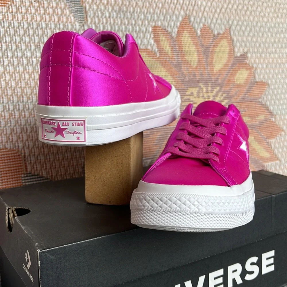 Converse WMNS 161197C
ONE STAR OX
HYPER MAGENTA/HYPER MAGENTA Sneakers - Picture 10 of 16